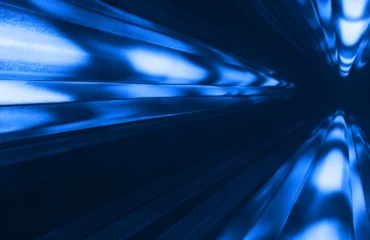 7025-petal Imagen abstracta de Meta: haces de luz azul que convergen en un punto oscuro, a la manera de las fibras de un cable submarino