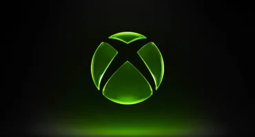 Logotipo de Xbox iluminado en verde sobre fondo negro, imagen de la nota oficial de Xbox sobre su reestructuración