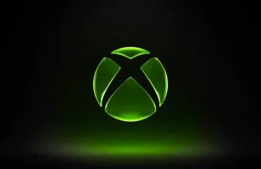 Logotipo de Xbox iluminado en verde sobre fondo negro, imagen de la nota oficial de Xbox sobre su reestructuración