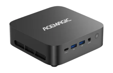 acemagic-k1-mini-pc-negro Mini PC ACEMAGIC K1 negro visto en ángulo, con el logotipo en la tapa y los puertos USB-C, USB y audio en el frontal