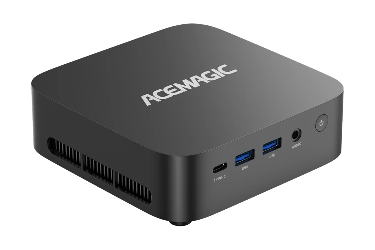 Mini PC ACEMAGIC K1 negro visto en ángulo, con el logotipo en la tapa y los puertos USB-C, USB y audio en el frontal