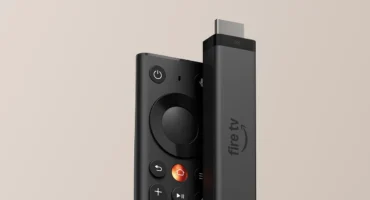 Foto oficial del nuevo Fire TV Stick 4K de Amazon junto al mando Fire TV Remote rediseñado, sobre un fondo beis
