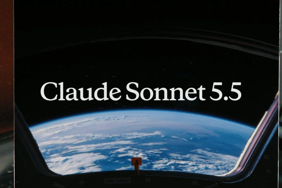 anthropic-claude-sonnet-5-5-mas-rapido-opus-5-5 Rótulo de Claude Sonnet 5.5 sobre la Tierra vista desde la ventanilla de una nave espacial