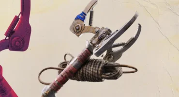 El gancho de ARC Raiders, con garras metálicas, mango vendado en rojo y una cuerda enrollada, sobre un fondo de papel crema