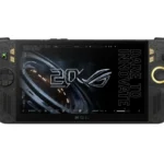 La consola portátil ROG Xbox Ally X20 de frente, con carcasa negra translúcida, joysticks con anillos dorados y el logotipo del 20 aniversario de ROG