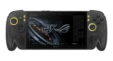 La consola portátil ROG Xbox Ally X20 de frente, con carcasa negra translúcida, joysticks con anillos dorados y el logotipo del 20 aniversario de ROG
