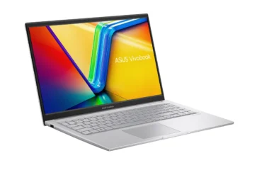 asus-vivobook-15-plateado Portátil ASUS Vivobook 15 plateado con la pantalla encendida, visto en ángulo sobre fondo blanco