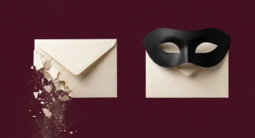 Dos sobres sobre fondo burdeos: el de la izquierda se deshace en fragmentos y polvo, y el de la derecha, intacto, lleva un antifaz negro. Imagen generada con IA.
