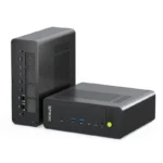 Dos unidades del mini PC GMKtec EVO-X5 Pro, una en vertical y otra en horizontal, con sus puertos frontales y traseros