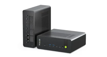 Dos unidades del mini PC GMKtec EVO-X5 Pro, una en vertical y otra en horizontal, con sus puertos frontales y traseros