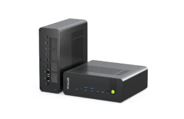 Dos unidades del mini PC GMKtec EVO-X5 Pro, una en vertical y otra en horizontal, con sus puertos frontales y traseros