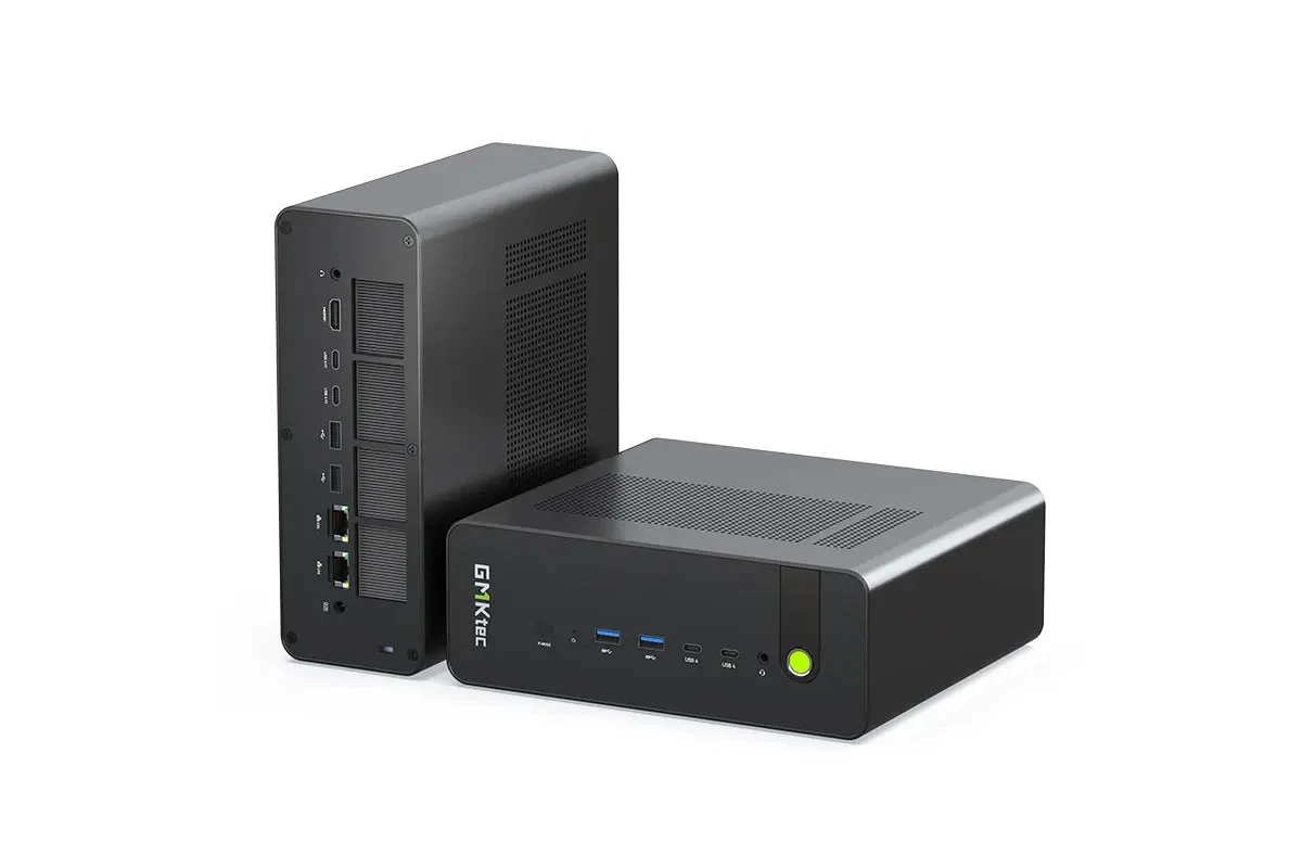 gmktec-evo-x5-pro-mini-pc-ryzen-ai-max-pro-495-192-gb Dos unidades del mini PC GMKtec EVO-X5 Pro, una en vertical y otra en horizontal, con sus puertos frontales y traseros