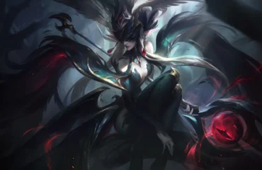 lol-team-voice Ilustración oficial de League of Legends con una campeona de melena blanca y armadura oscura entre plumas negras y destellos rojos