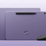 Dos equipos Surface en color lavanda, uno con el lápiz Slim Pen, junto a un Surface Mouse negro sobre fondo malva