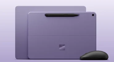 Dos equipos Surface en color lavanda, uno con el lápiz Slim Pen, junto a un Surface Mouse negro sobre fondo malva