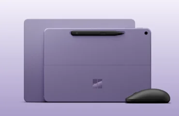 surface-pro-12-surface-laptop-13-snapdragon-x2-plus Dos equipos Surface en color lavanda, uno con el lápiz Slim Pen, junto a un Surface Mouse negro sobre fondo malva