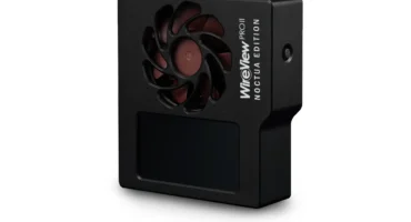 El monitor WireView Pro II Noctua Edition de Thermal Grizzly, una caja negra de aluminio con un ventilador de aspas marrones y una pantalla en el frontal