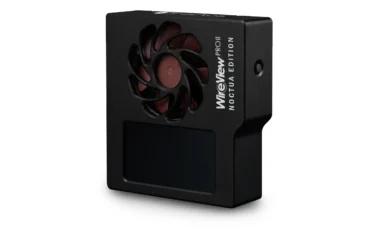 El monitor WireView Pro II Noctua Edition de Thermal Grizzly, una caja negra de aluminio con un ventilador de aspas marrones y una pantalla en el frontal