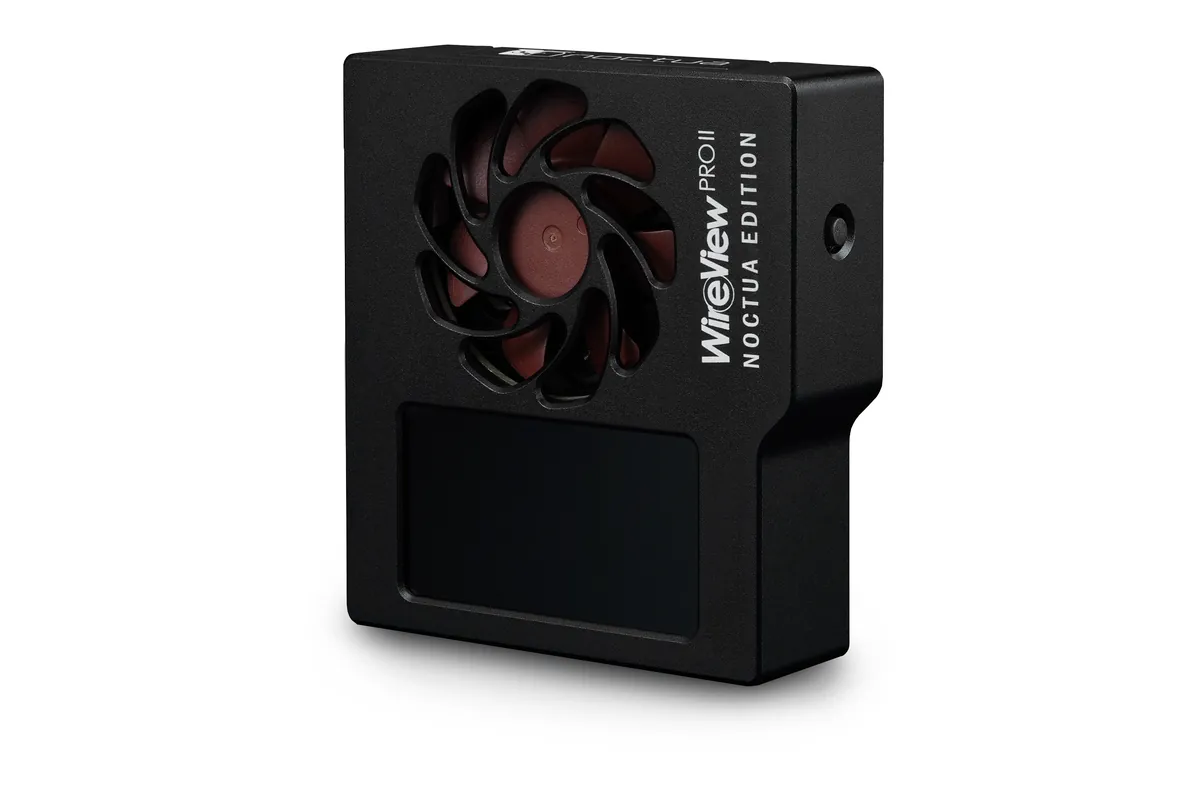 thermal-grizzly-noctua-monitor-conector-12v-2x6-ventilador-semipasivo El monitor WireView Pro II Noctua Edition de Thermal Grizzly, una caja negra de aluminio con un ventilador de aspas marrones y una pantalla en el frontal