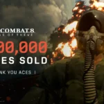 Piloto de caza con casco y máscara de oxígeno ante una gran explosión, junto al logotipo de Ace Combat 8 y el rótulo de un millón de copias vendidas