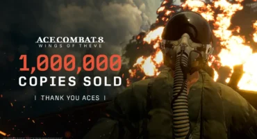 Piloto de caza con casco y máscara de oxígeno ante una gran explosión, junto al logotipo de Ace Combat 8 y el rótulo de un millón de copias vendidas