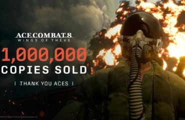 Piloto de caza con casco y máscara de oxígeno ante una gran explosión, junto al logotipo de Ace Combat 8 y el rótulo de un millón de copias vendidas