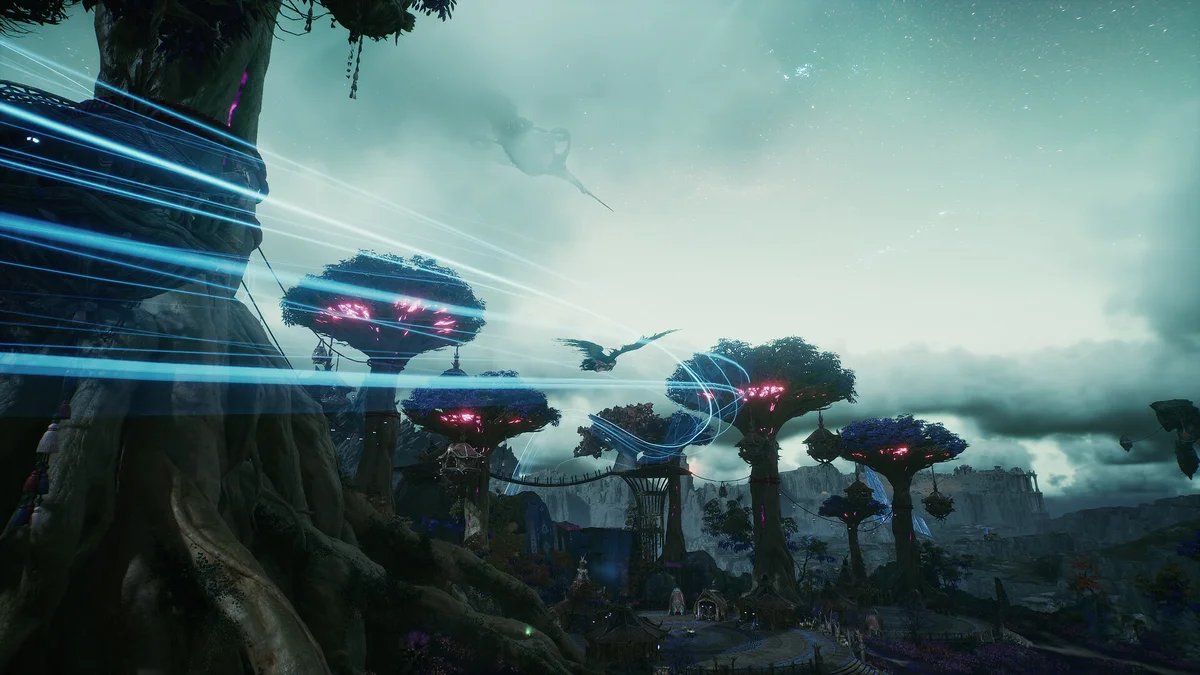 aion-2-gratis-steam Paisaje de AION 2 con árboles gigantes de copas luminosas y pasarelas colgantes, mientras un personaje con alas vuela entre ellos bajo un cielo nublado