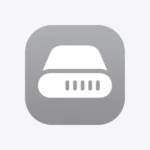 Icono de macOS de un disco duro blanco con cinco ranuras sobre un cuadrado gris de esquinas redondeadas