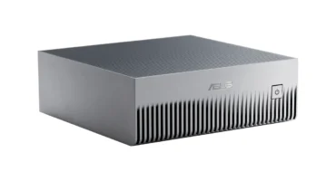 Equipo compacto ASUS Ascent GX10 de color gris, con el frontal ranurado, el logotipo de ASUS y el botón de encendido, sobre fondo blanco