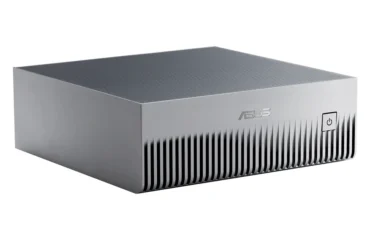 Equipo compacto ASUS Ascent GX10 de color gris, con el frontal ranurado, el logotipo de ASUS y el botón de encendido, sobre fondo blanco