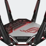 Router ASUS ROG Rapture GT-BN98 negro y plateado con sus antenas desplegadas y el logotipo de ROG iluminado en rojo, sobre fondo gris claro