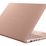 Zenbook 14 de ASUS en Komodo Coral, visto desde atrás con la tapa de Ceraluminio abierta
