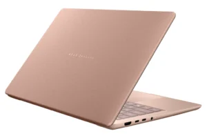 Zenbook 14 de ASUS en Komodo Coral, visto desde atrás con la tapa de Ceraluminio abierta