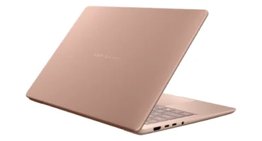 Zenbook 14 de ASUS en Komodo Coral, visto desde atrás con la tapa de Ceraluminio abierta