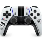 DualSense Gran Turismo Limited Edition: mando blanco con dos rayas negras de carreras, el dorsal 30 y la parte inferior con textura de fibra de carbono