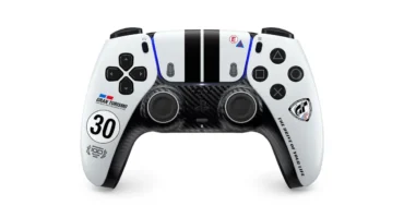 DualSense Gran Turismo Limited Edition: mando blanco con dos rayas negras de carreras, el dorsal 30 y la parte inferior con textura de fibra de carbono