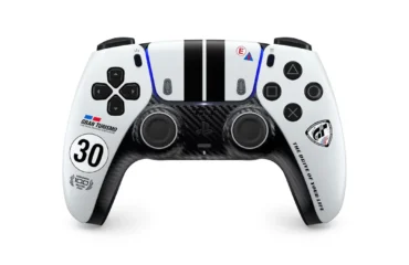 dualsense-gran-turismo DualSense Gran Turismo Limited Edition: mando blanco con dos rayas negras de carreras, el dorsal 30 y la parte inferior con textura de fibra de carbono