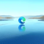 Logotipo de Edge flotando sobre un lago azul, con su reflejo en el agua y colinas de hierba seca al fondo
