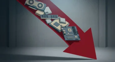 Flecha roja que baja en diagonal sobre una pared gris y arrastra una tarjeta gráfica, memoria y una placa base genéricas. Imagen generada con IA.