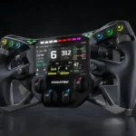 Prototipo del volante Project Obsidian de Fanatec, negro, con la pantalla central encendida y botones iluminados de colores, sobre un fondo oscuro