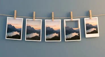 Cinco copias de la misma foto de un lago entre montañas cuelgan con pinzas de un cordel: una nítida, otra más suave, otra pixelada, otra con el cielo recortado y una más pequeña. Imagen generada con IA.