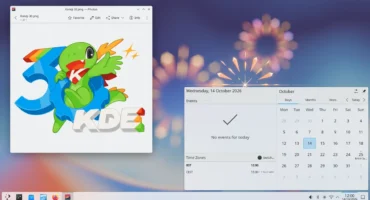 Escritorio de Plasma 6.8 con el visor de fotos abierto sobre la mascota Konqi y el número 30 de KDE y el calendario de octubre desplegado