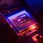 Chip Maia 300 de Microsoft montado en su placa, entre disipadores de aletas y con luz morada y rojiza. Imagen: Microsoft.