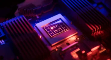 Chip Maia 300 de Microsoft montado en su placa, entre disipadores de aletas y con luz morada y rojiza. Imagen: Microsoft.