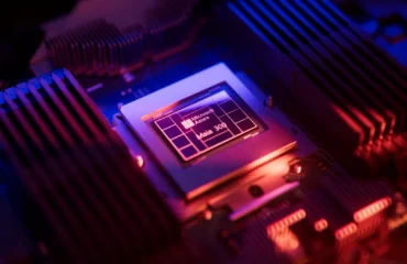 maia-300 Chip Maia 300 de Microsoft montado en su placa, entre disipadores de aletas y con luz morada y rojiza. Imagen: Microsoft.