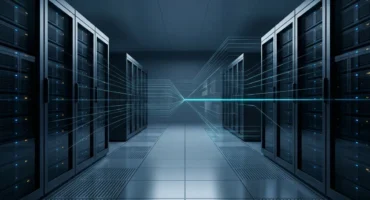 Pasillo de un centro de datos con hileras de armarios de servidores iluminados en azul y finas líneas de luz que convergen al fondo. Imagen generada con IA.