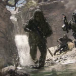 Tres operadores de Modern Warfare 4 avanzan por un cañón con una cascada en una captura de la Temporada 1