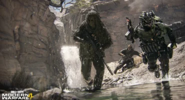 Tres operadores de Modern Warfare 4 avanzan por un cañón con una cascada en una captura de la Temporada 1