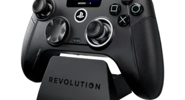 Mando NACON Revolution 5 Unlimited negro con pantalla integrada sobre su base de carga con el rótulo Revolution