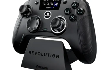 nacon-revolution-5-unlimited Mando NACON Revolution 5 Unlimited negro con pantalla integrada sobre su base de carga con el rótulo Revolution